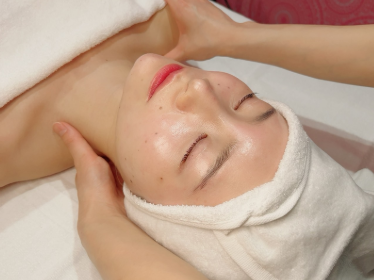 練習生首肩デコルテマッサージでお得に姿勢矯正◎